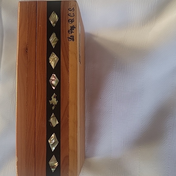 Artel La Paz Wooden Box with Mother of Pearl Inlaid Bird Design - Picture 2 of 11